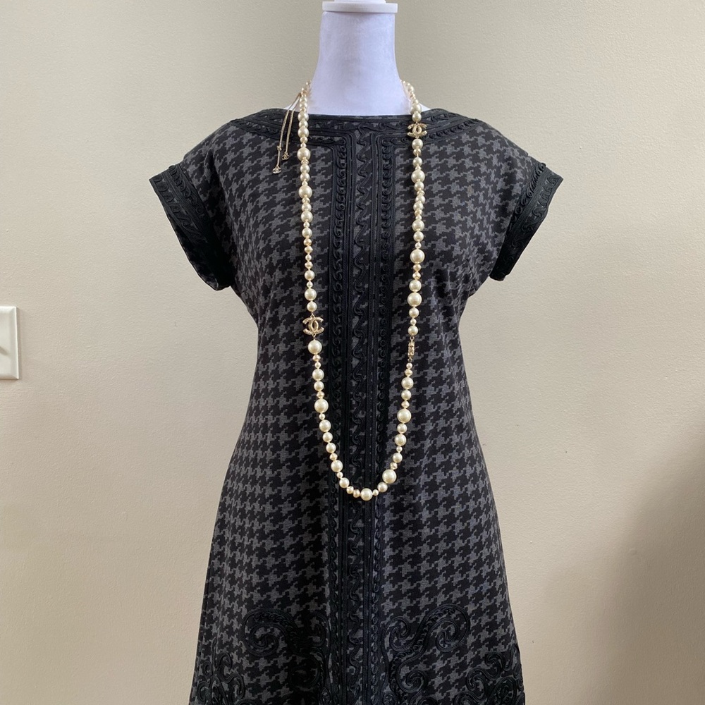 DM Donna Morgan Grey and Black Short Sleeve Dress w Appliqué Details Sz 2